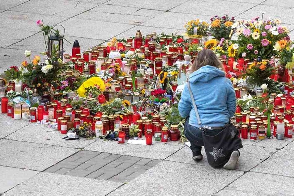 Auf dem Chemnitzer Stadtfest endete ein Streit tödlich. Am Tatort an der Brückenstraße wurden zahlreiche Kerzen aufgestellt.