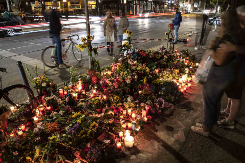 Hunderte trauern um die Opfer des schrecklichen Unfalls in Berlin-Mitte.