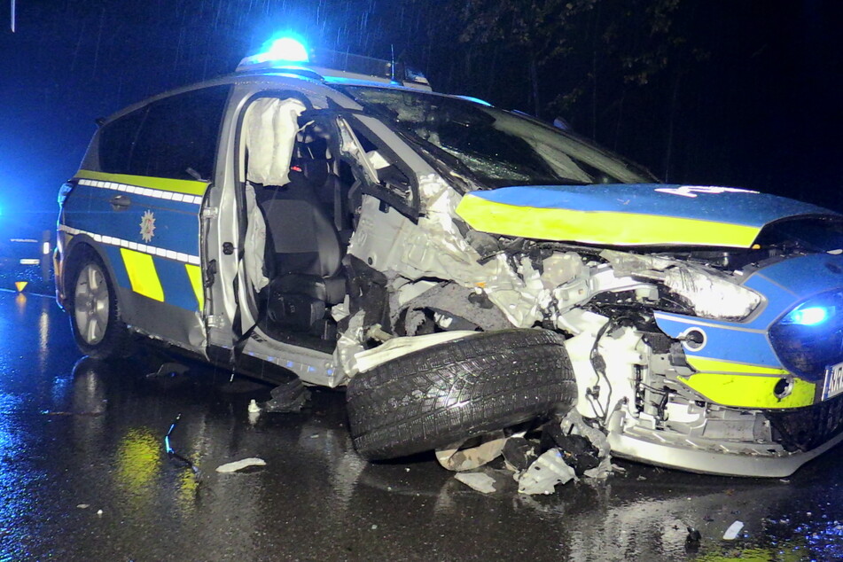 Bei dem Unfall in Langenfeld wurde ein Streifenwagen völlig zerstört.