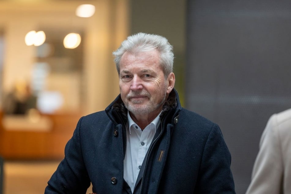 Der angeklagte Kinder- und Jugendpsychiater Michael Winterhoff auf dem Weg in den Gerichtssaal. (Archivfoto)