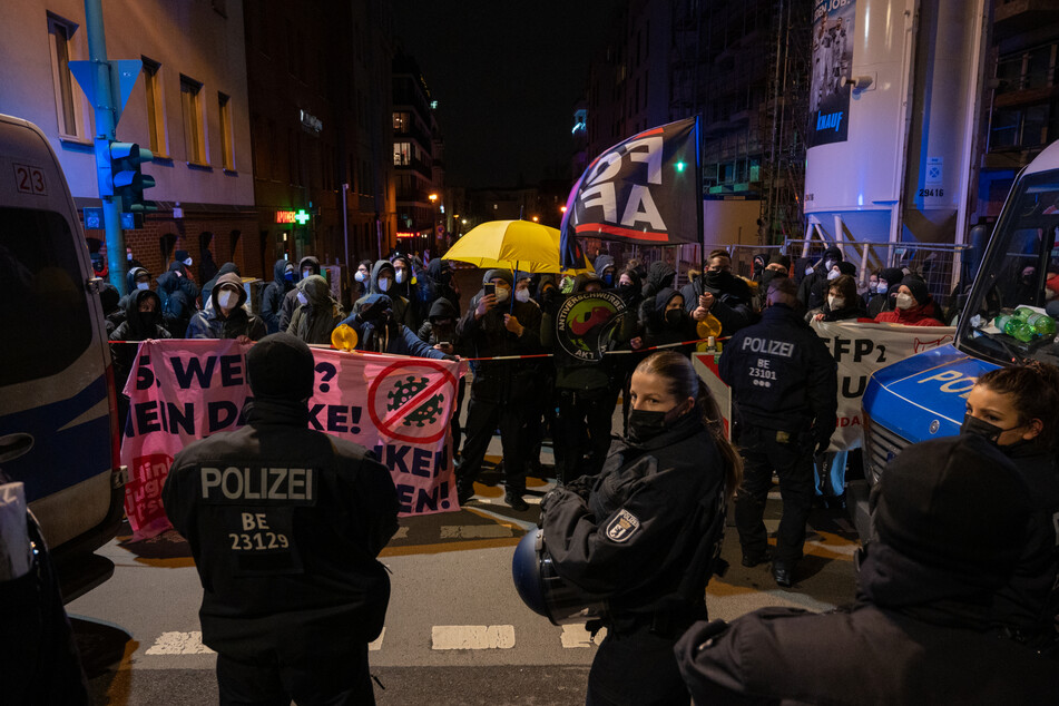 Hin und her: Polizisten trennen Teilnehmer einer Gegendemonstration in Berlin von den Teilnehmern einer Demonstration gegen die Maßnahmen zur Eindämmung der Corona-Pandemie.