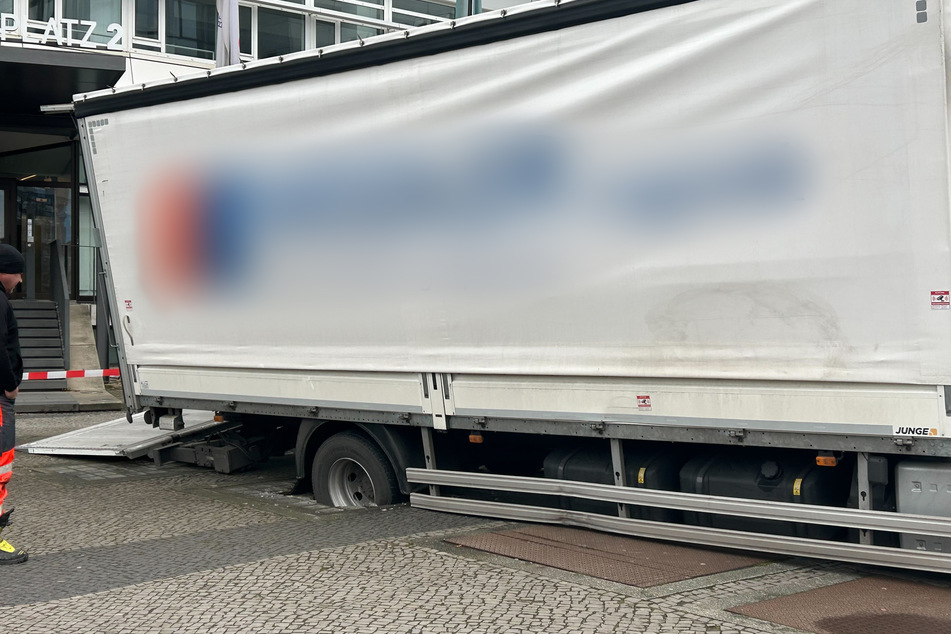 Zu dem Vorfall kam es laut Polizei, weil in den Boden eingelassene Glassteine unter der Last des Lkw nachgaben.