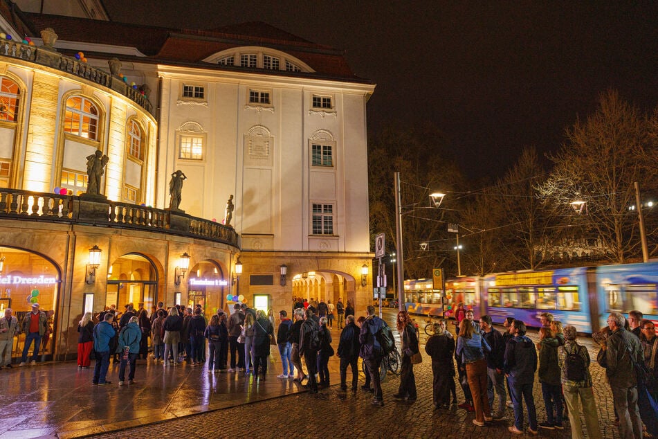Lange Besucherschlangen vor dem Schauspielhaus.