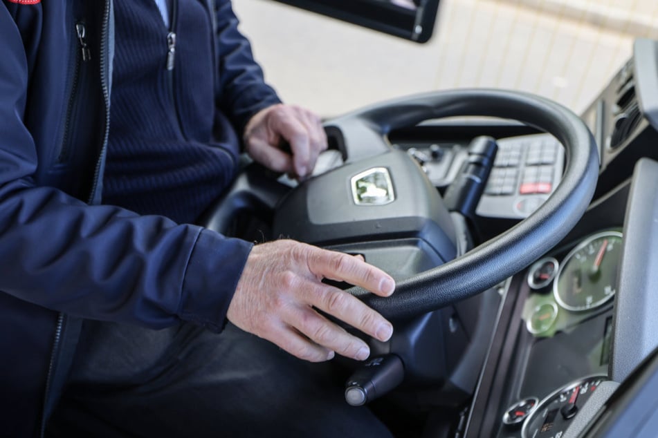Noch als die Polizei vor Ort war, wurde der Busfahrer vom Dienst freigestellt. (Symbolbild)