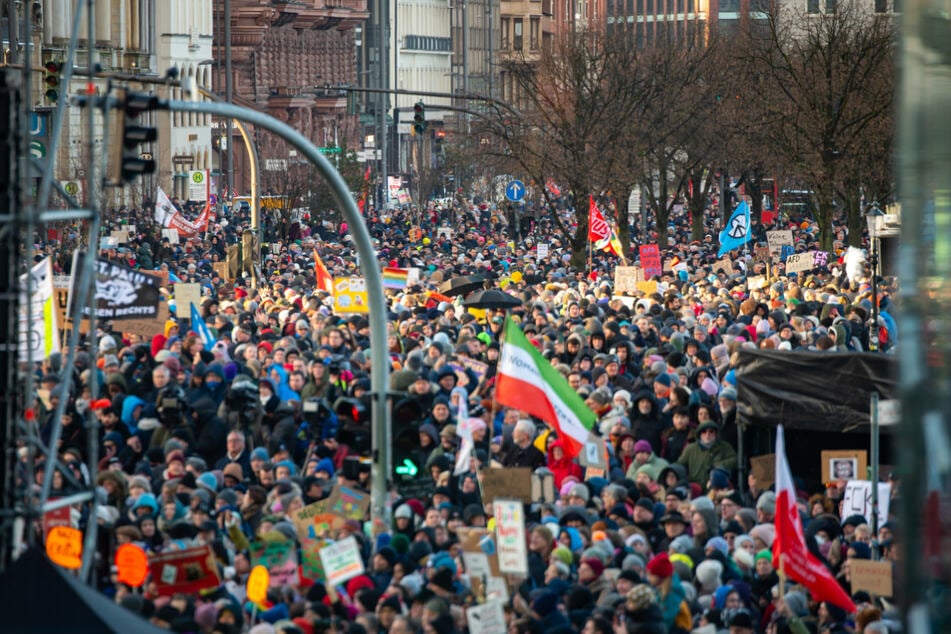 Dicht an dicht standen 180.000 Menschen bei einer Kundgebung gegen die AfD im Januar 2024 auf dem Hamburger Jungfernstieg. (Archivbild)