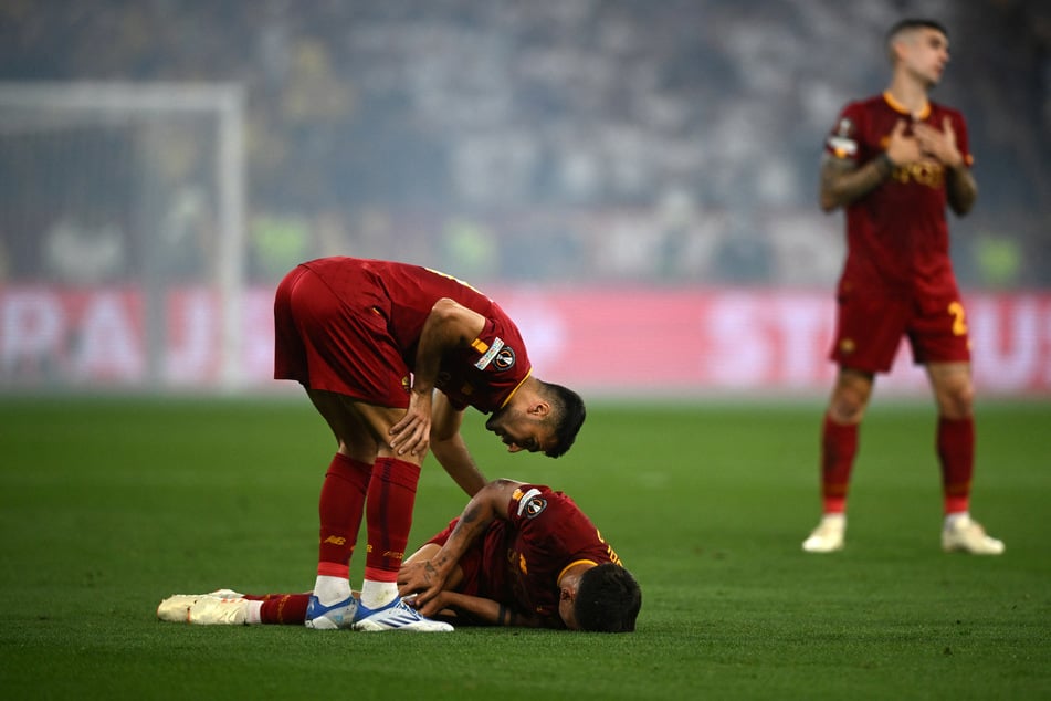 Ein Sinnbild des Europa-League-Finales: Paulo Dybala (AS Rom) liegt am Boden, die Partie ist unterbrochen.