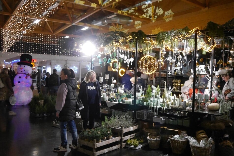 Die Hallen wurden abgedunkelt, damit die Lichter der Stände eine gemütliche Atmosphäre zum Eintauchen schaffen können.