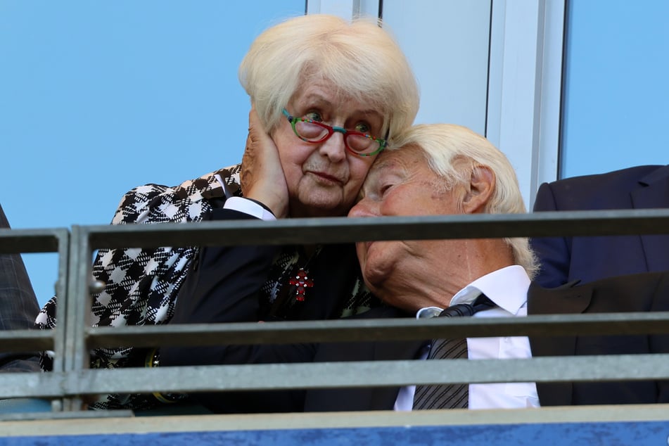 Max Lorenz begrüßt Witwe Ilka Seeler auf der Trauerfeier für seinen Freund Uwe Seeler im August 2022. (Archivfoto)