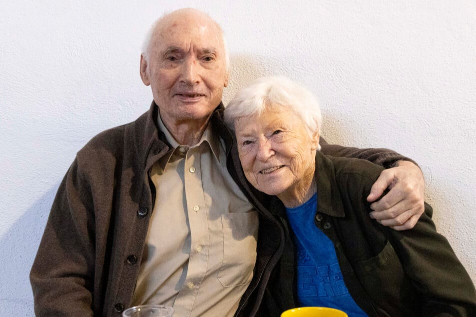 Das Ehepaar Ottomar (96) und Margot Herrlich (93) konnte sich während der Evakuierung noch an die echte Bombardierung im Zweiten Weltkrieg erinnern!
