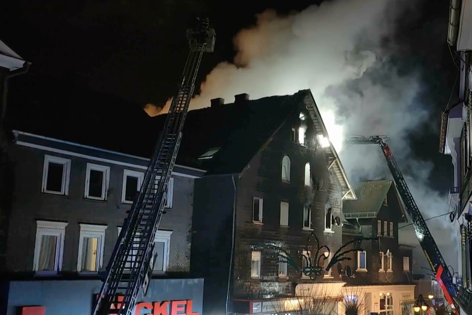 Bei Brandbekämpfung in der Pfalz: Einsatzkräfte finden Leiche in Mehrfamilienhaus