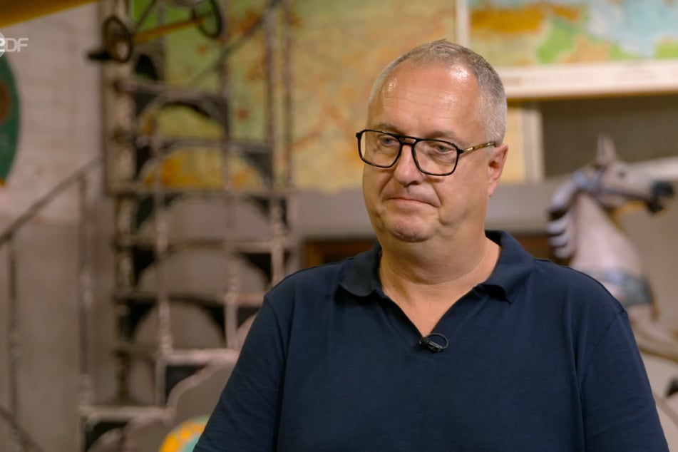 Oliver Degner (59) aus Leichlingen möchte bei "Bares für Rares" eine besondere Schale verkaufen.