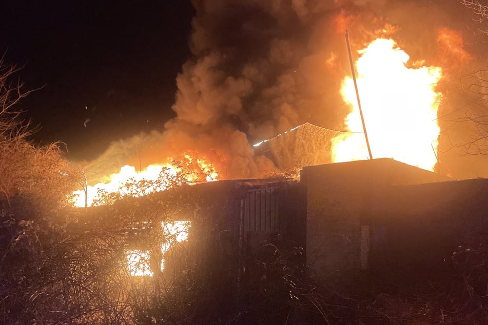 Kräfte mehr als fünf Stunden lang im Einsatz: Lagerhalle fängt in Brückfeld Feuer