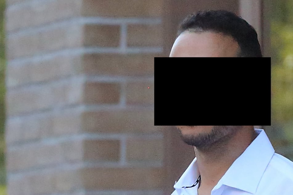 Wegen Freiheitsberaubung angeklagt: Hat er seine Ehefrau eingesperrt?
