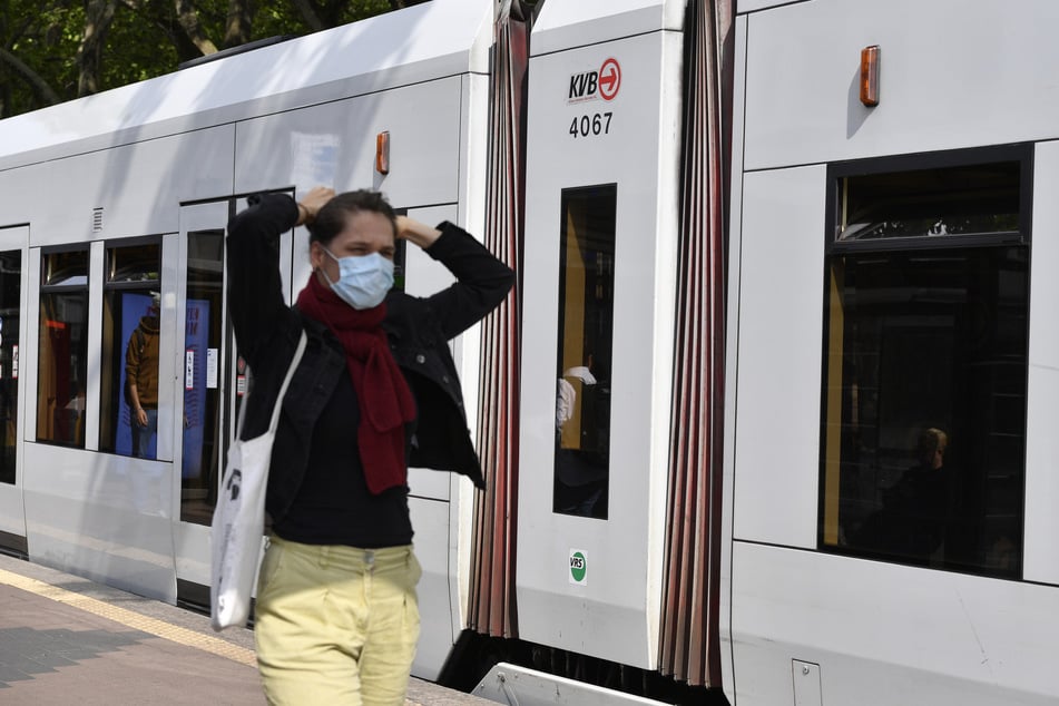 Köln: Trotz Vollbremsung wird Fußgänger (29) von Bahn mitgeschleift