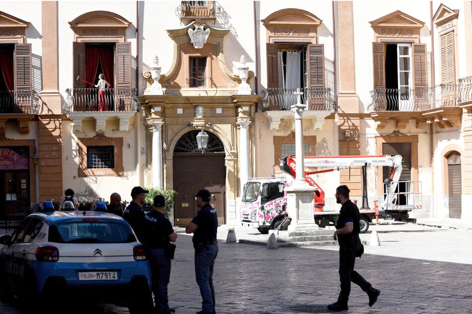 Rund um den Prachtbau "Palazzo Gangi" sperrt die Polizei alles ab.