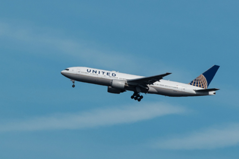 Ein Flug von United Airlines von Houston nach Amsterdam dauerte wegen eines Passagiers länger als geplant. (Symbolbild)