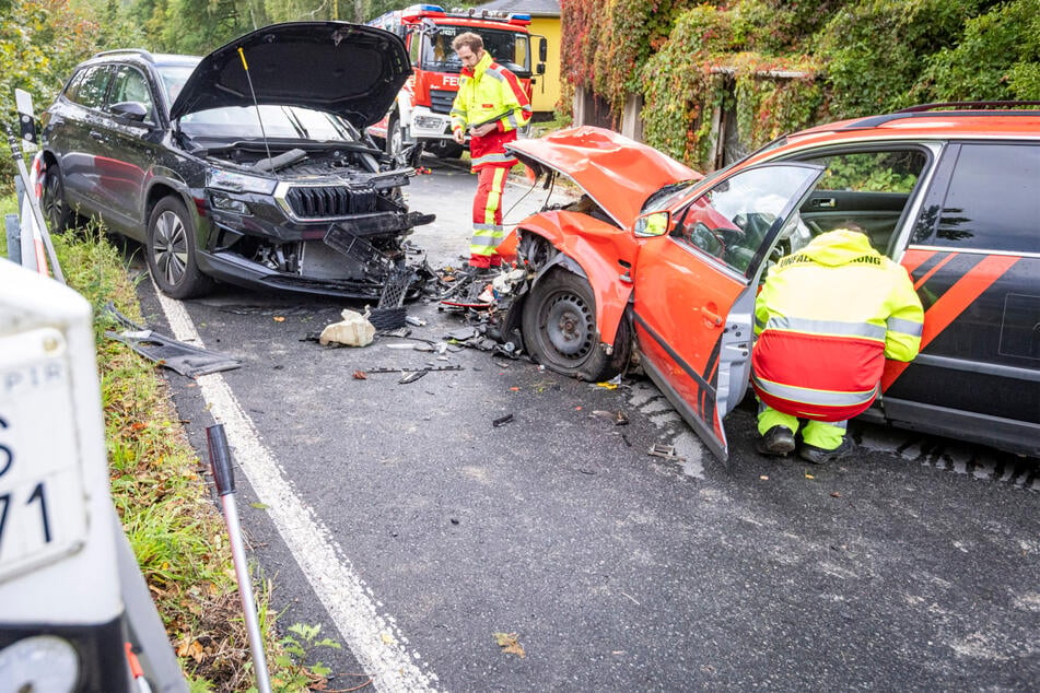 Heftiger Unfall in Sachsen: VW kracht in Gegenverkehr, mehrere Menschen schwer verletzt