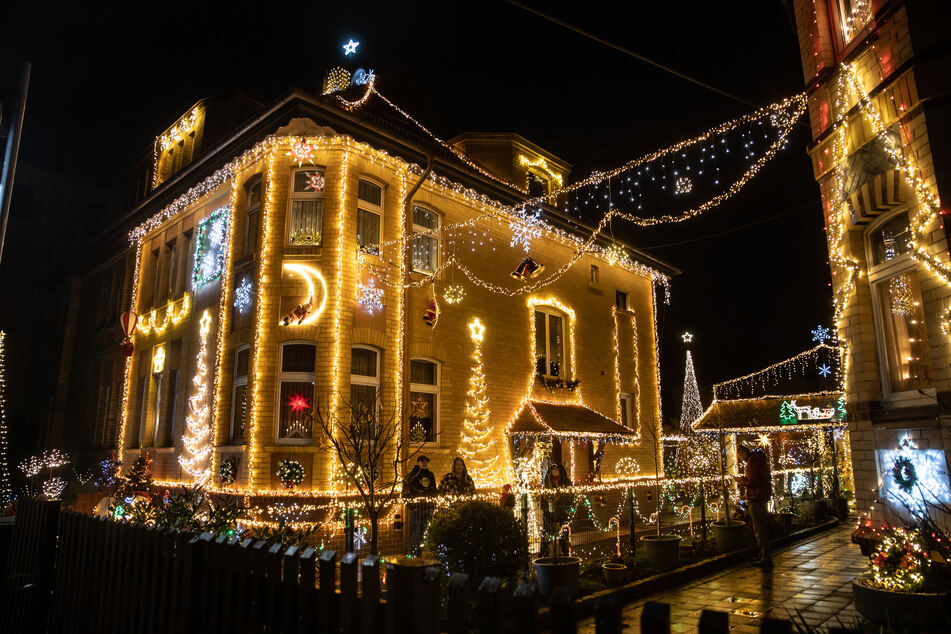 Passend zur Adventszeit erleuchtet auch das Haus von Familien Papenfuß in weihnachtlichen Farben.