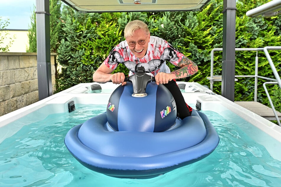 Wäre da nicht der Pool gleich zu Ende, könnte Wolle auf seinem Gummi-Jetski Gas geben.