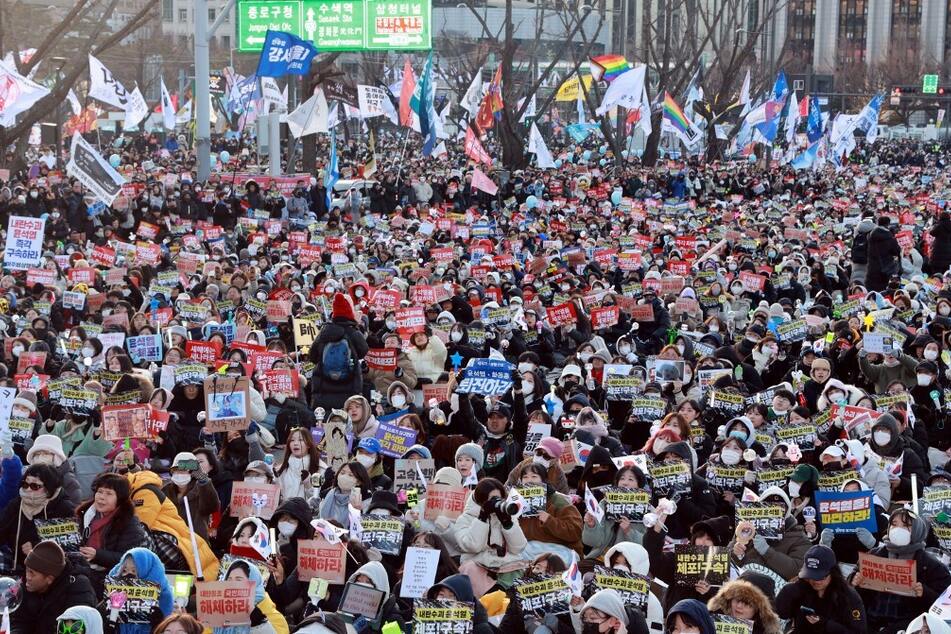 Protesters take part in a rally calling for the ouster of South Korea's impeached President Yoon Suk Yeol in front of the Gwanghwamun Gate of Gyeongbokgung Palace in Seoul on December 28, 2024.