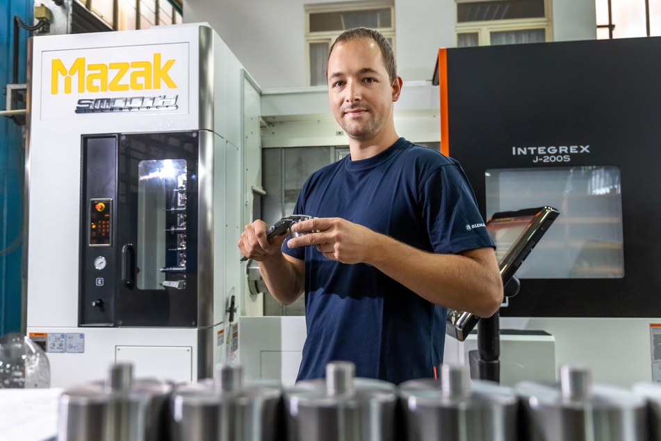 Zerspanungsmechaniker Herr Lorenz (29) bei der Arbeit.