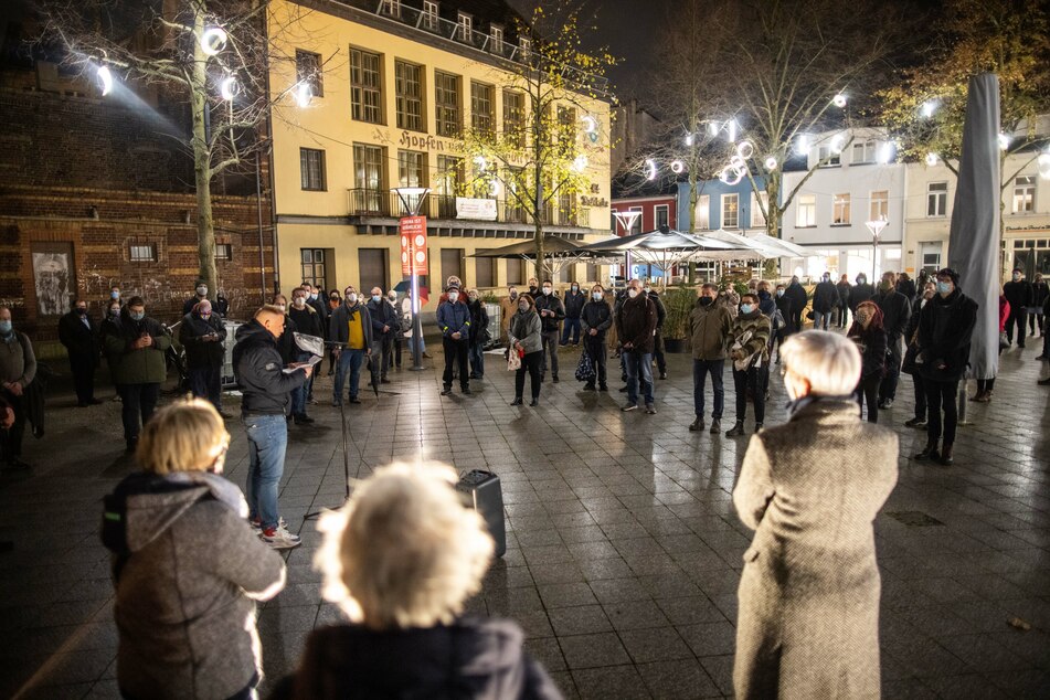 Krefeld: Menschen stehen im Kreis bei einer Gedenkveranstaltung für das Krefelder Todesopfer des Messerangriffs von Dresden.