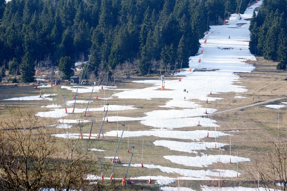 In Oberwiesenthal ist derzeit nicht an Wintersport zu denken: Durch die milden Temperaturen liegen nur noch vereinzelte Schneereste.