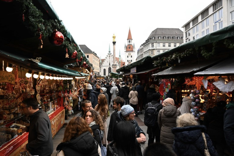 Menschen drängen sich zwischen den Verkaufsständen des Christkindlmarkts auf dem Münchner Marienplatz.