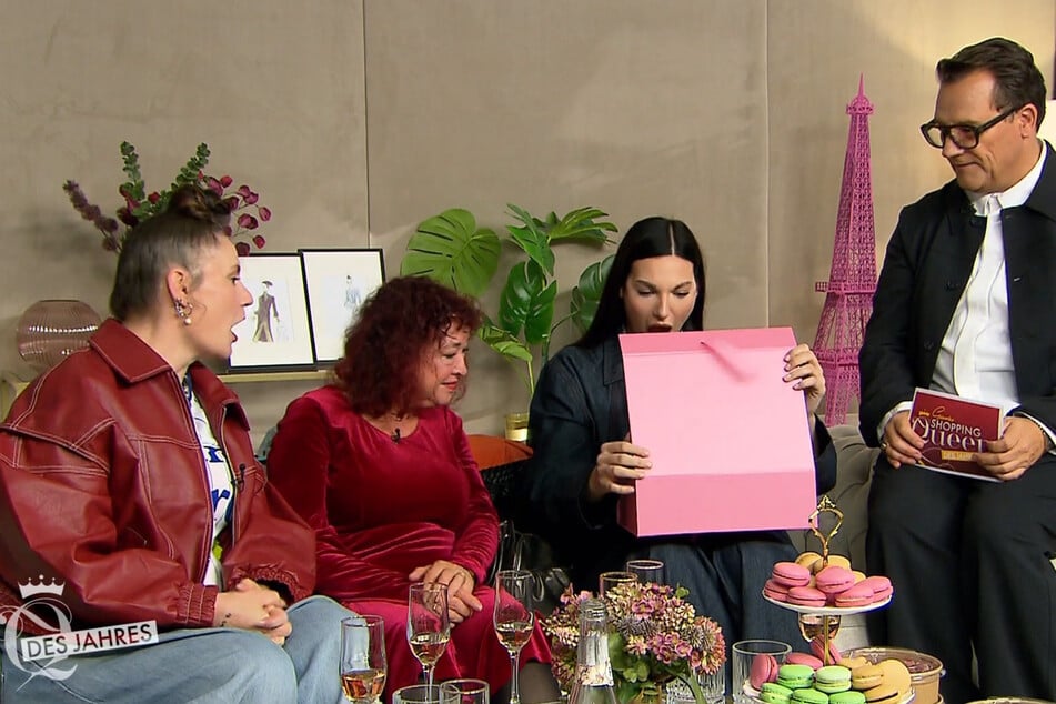 Bei der diesjährigen "Shopping Queen des Jahres"-Woche kriegen alle Kandidatinnen ein IT-Piece einer französischen Luxusmarke geschenkt, welches sie dann passend zum Motto in Szene setzen müssen. Talissa (24, 2.v.r.) kam beim Auspacken gar nicht aus dem Staunen heraus.