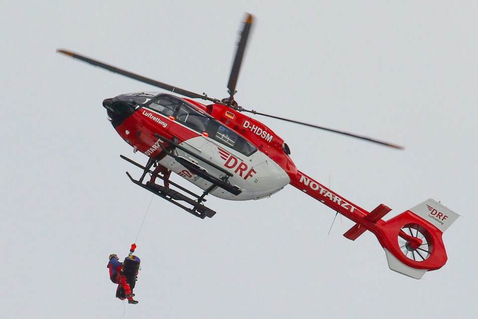 Der Mann musste mit dem Hubschrauber in ein Krankenhaus gebracht werden. (Symbolbild)