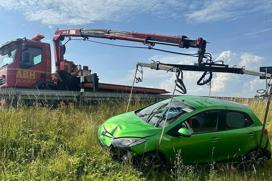 Der Mazda krachte am Donnerstag auf der A72 bei Chemnitz durch die Leitplanke und landete neben der Autobahn.