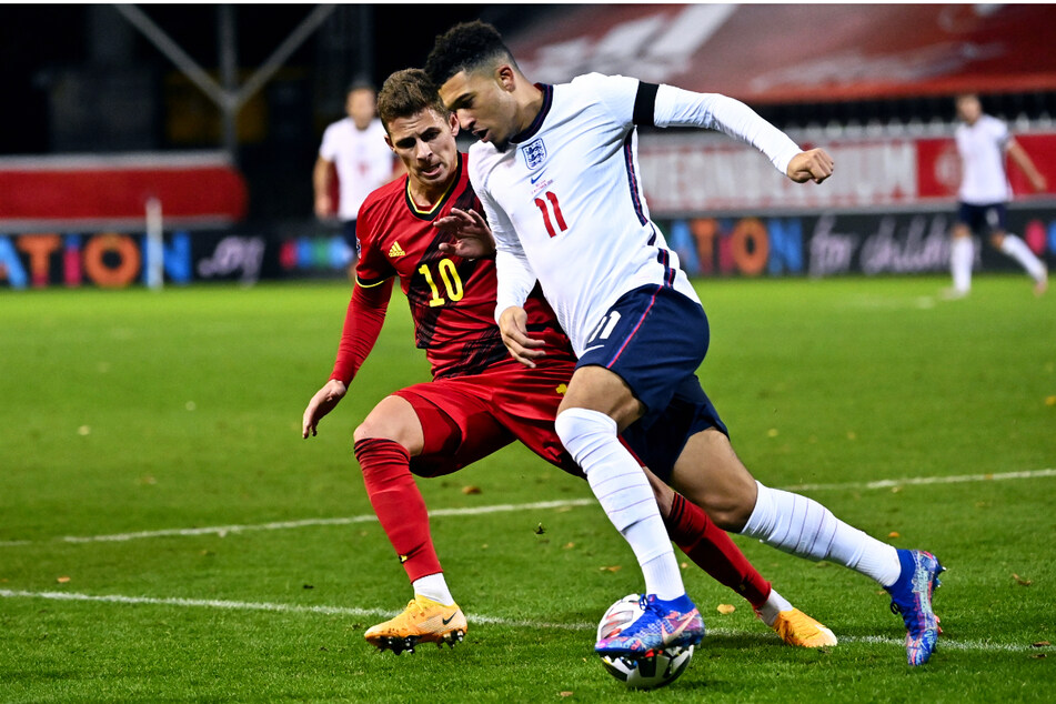 Jadon Sancho (21, r.) lief in der Nations League noch für die Three Lions auf, musste beim englischen EM-Auftakt aber auf der Tribüne Platz nehmen.