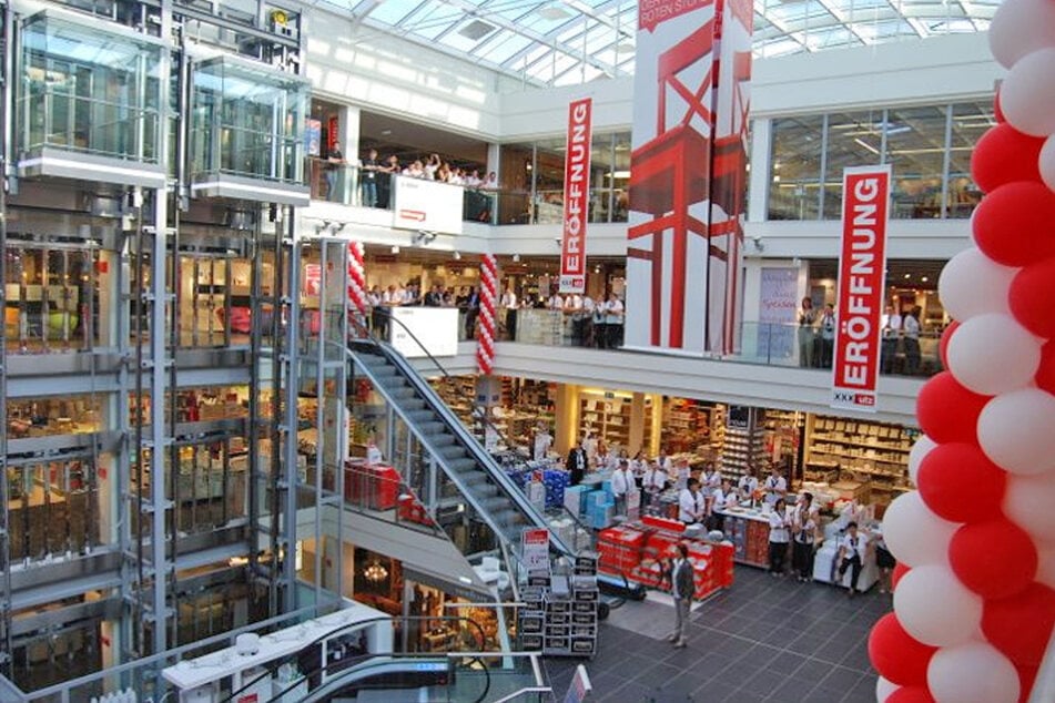 XXXLutz verkauft Schlafsofas, Bettwäsche, Kochtopfsets und mehr am Sonntag (4.1.) super günstig