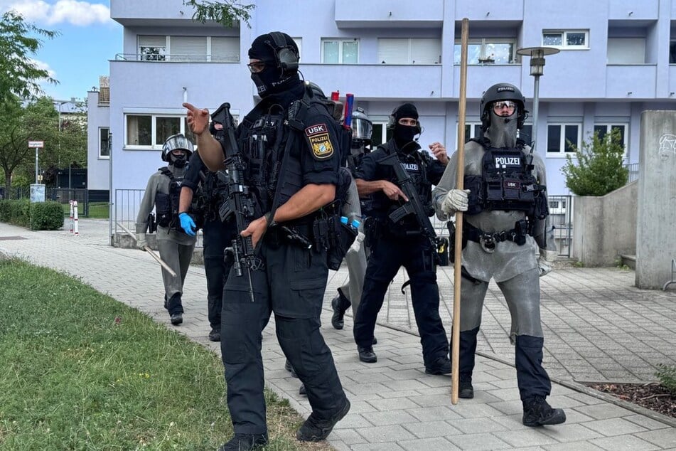 Bei einer Messerattacke in einer Bank in Regensburg ist ein Mann tödlich verletzt worden.