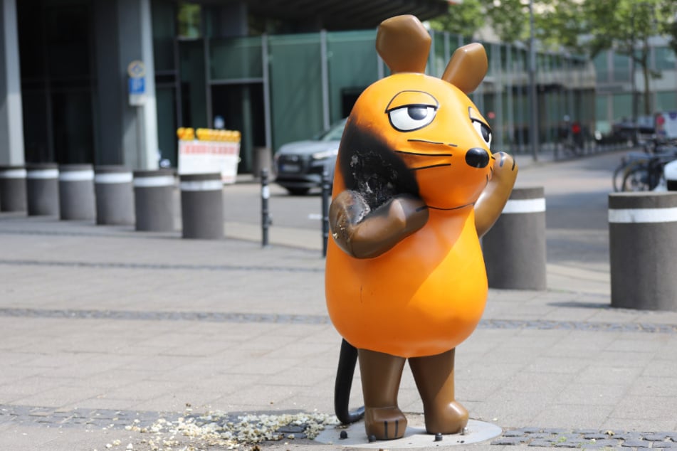 Die beschädigte Figur der Maus kann repariert und wieder aufgestellt werden.