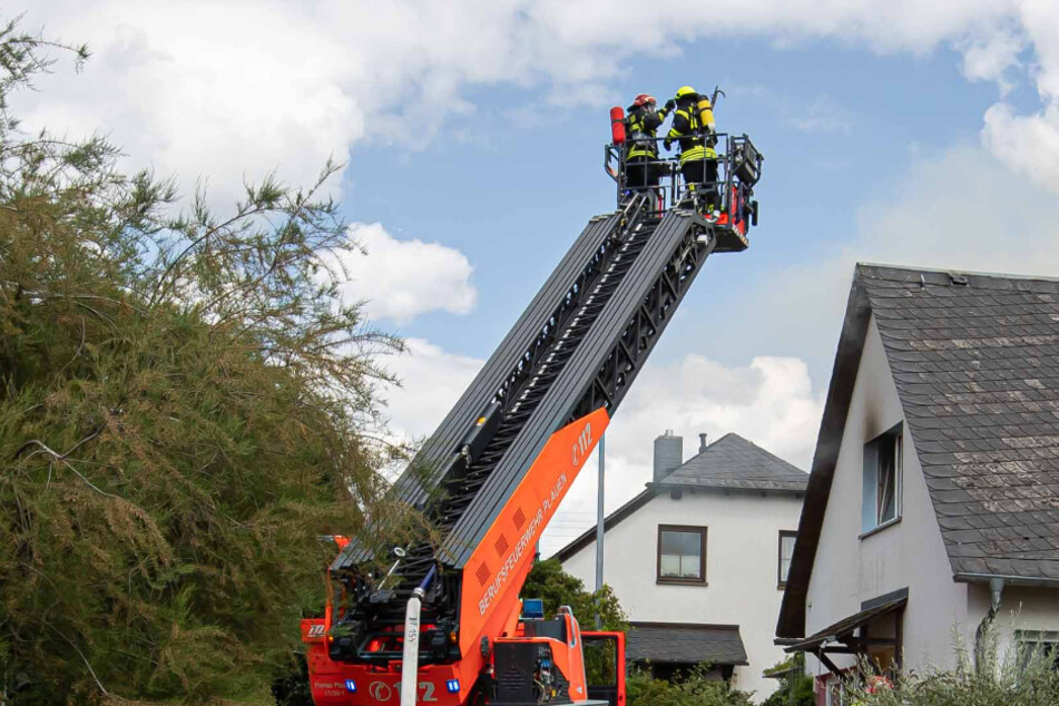 Große Rauchwolke über Plauen: Mann rettet Nachbarin aus ihrem brennenden Haus