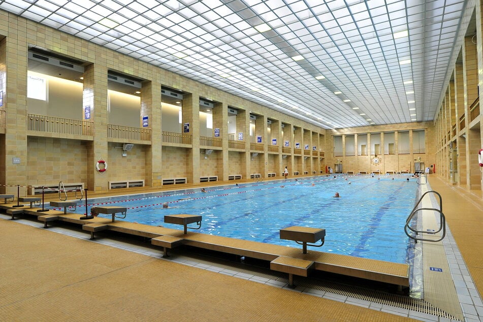 Nur maximal 120 Besucher dürfen gleichzeitig in die 50-Meter-Schwimmhalle im Stadtbad.