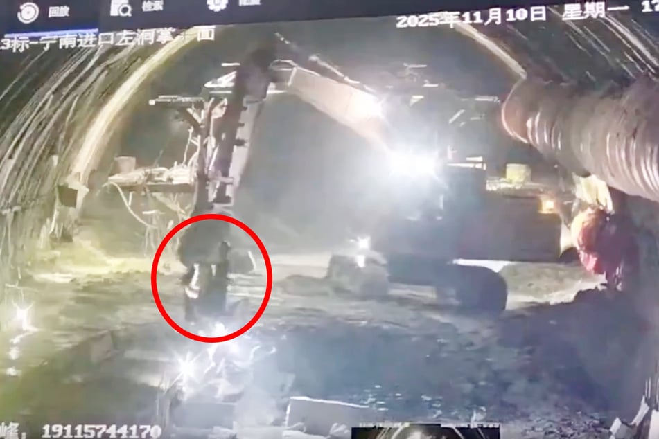 Plötzlich drangen große Mengen Wasser in den Tunnel ein.