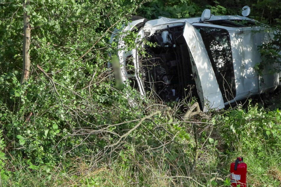 Das Unfallfahrzeug blieb in der Böschung am Rande der Autobahn liegen.