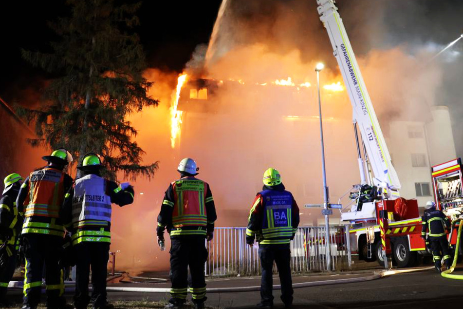 Zahlreiche Feuerwehr-Kräfte rückten aus, um den Brand des leer stehenden früheren Hotels in Großkrotzenburg zu bekämpfen.
