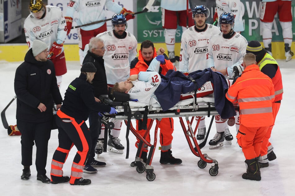 Emil Quaas (28) war im Mittelabschnitt unglücklich mit Eispirat Denis Shevyrin zusammengeprallt. Mittlerweile gab er Entwarnung.