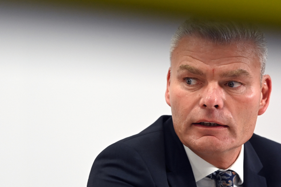 Sachsen-Anhalts Innenminister Holger Stahlknecht bei einer Pressekonferenz am Dienstag in Halle.