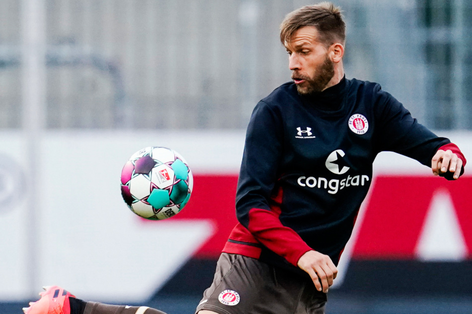 Stürmer Guido Burgstaller (31) vom FC St. Pauli geht es nach seiner Operation besser. (Archivfoto)