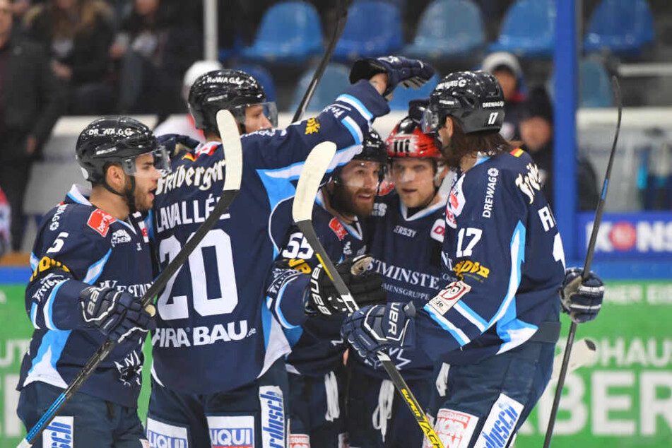 Acht Mal konnten die Spieler der Dresdner Eislöwen jubeln.