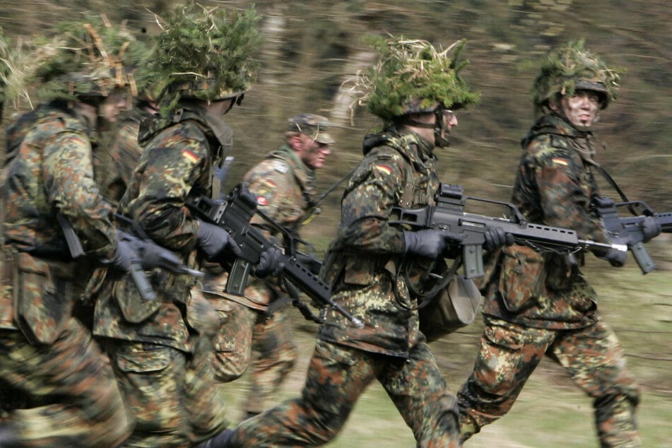 Auf einem Bundeswehr-Übungsplatz in Oberbayern wurden rund 50 Warnschilder gestohlen. Die Polizei ermittelt. (Symbolfoto)