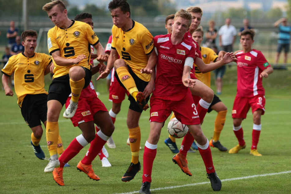 Simon Gollnack (M.) im Punktspiel der A-Junioren-Bundesliga gegen Union Berlin. Er traf in 14 Spielen elfmal.