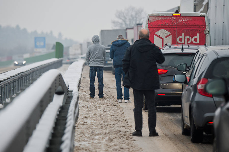 Viele Lastwagen schafften die Steigungen der A2 bei Bielefeld nicht. (Symbolbild)