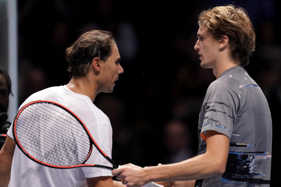 Alexander Zverev (rechts im Bild) besiegte bei den ATP Finals in London die derzeitige Nummer 1 der Weltrangliste, Rafael Nadal in zwei Sätzen.