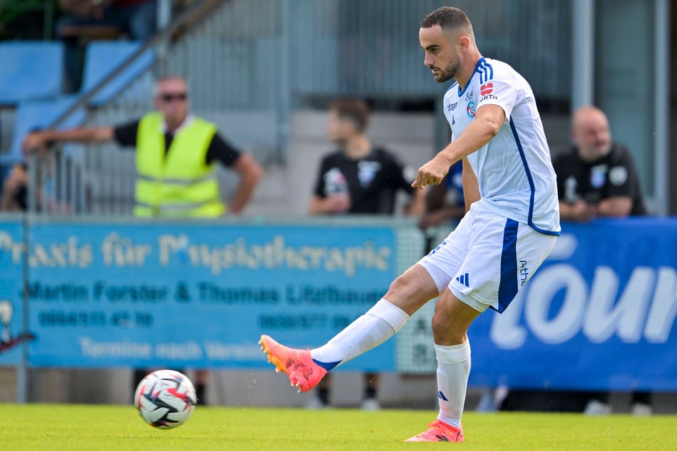 Lucas Perrin (25) von Racing Straßburg soll unmittelbar vor einem Wechsel zum HSV stehen.