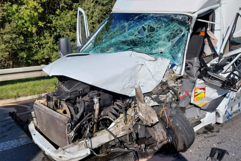 Unfall A4: Mercedes kracht auf A4 in VW-Bus: Drei Verletzte, Autobahn stundenlang gesperrt